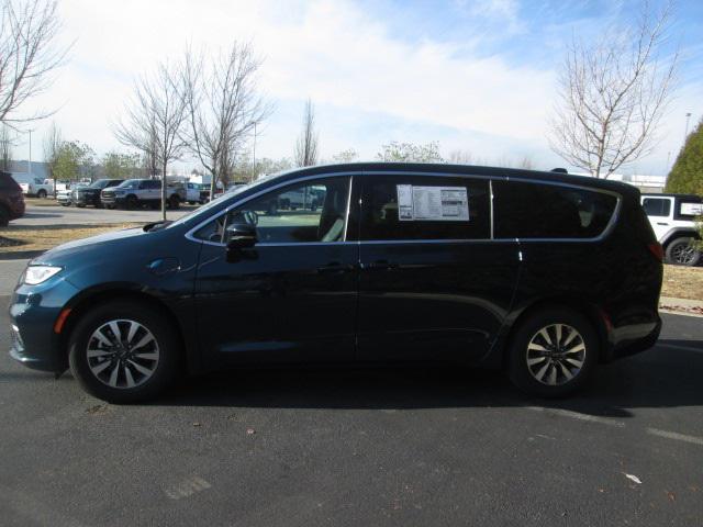 new 2025 Chrysler Pacifica Hybrid car, priced at $40,691