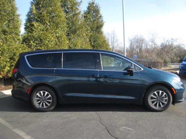 new 2025 Chrysler Pacifica Hybrid car, priced at $40,691