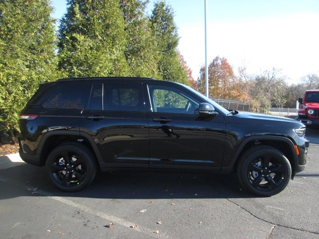 new 2025 Jeep Grand Cherokee car, priced at $38,857