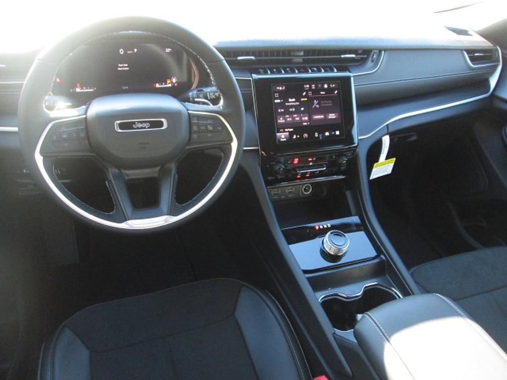 new 2025 Jeep Grand Cherokee car, priced at $38,857
