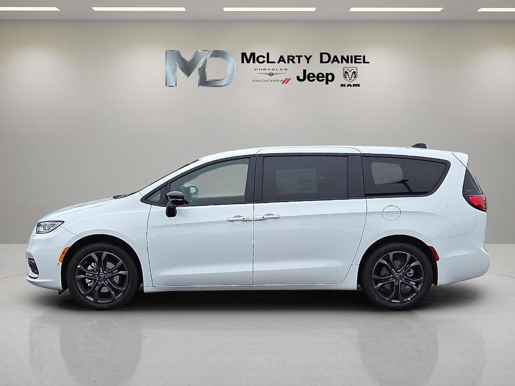 new 2026 Chrysler Pacifica car, priced at $40,770