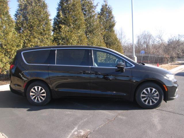 new 2025 Chrysler Pacifica Hybrid car, priced at $44,925