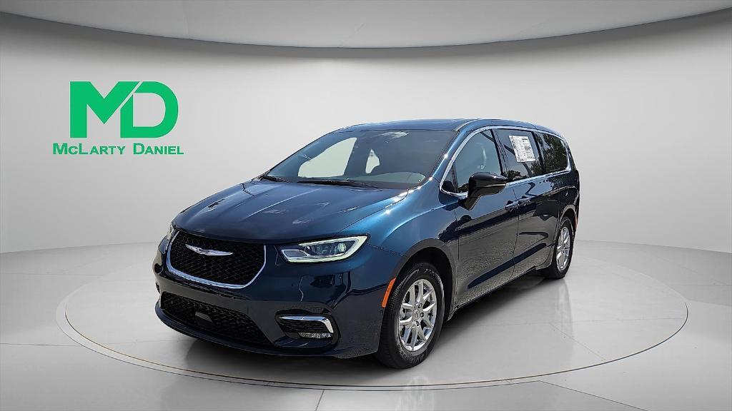 new 2025 Chrysler Pacifica car, priced at $42,401