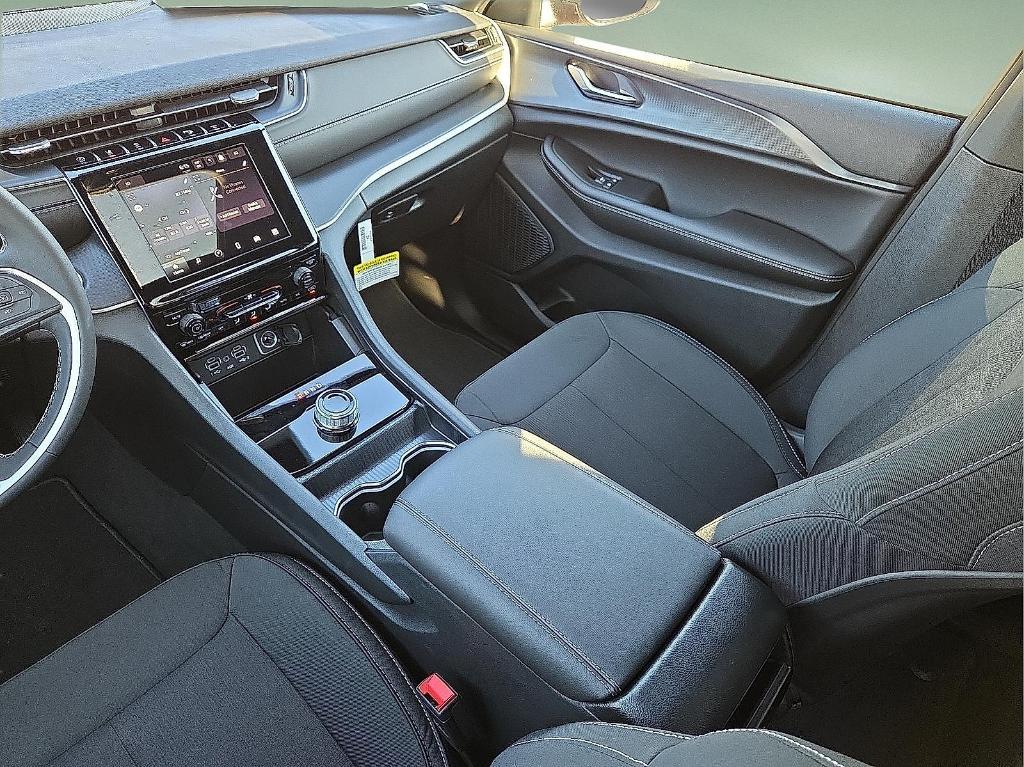 new 2025 Jeep Grand Cherokee car, priced at $38,041