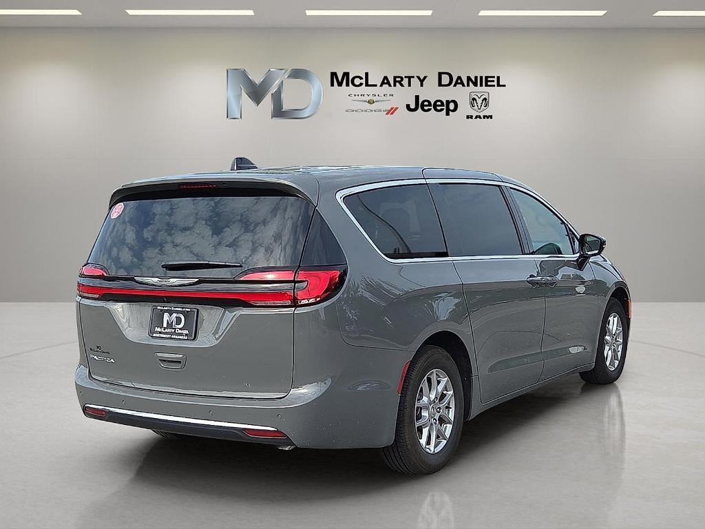 new 2025 Chrysler Pacifica car, priced at $36,847