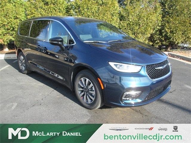 new 2025 Chrysler Pacifica Hybrid car, priced at $48,843