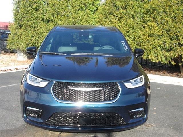 new 2025 Chrysler Pacifica Hybrid car, priced at $48,843