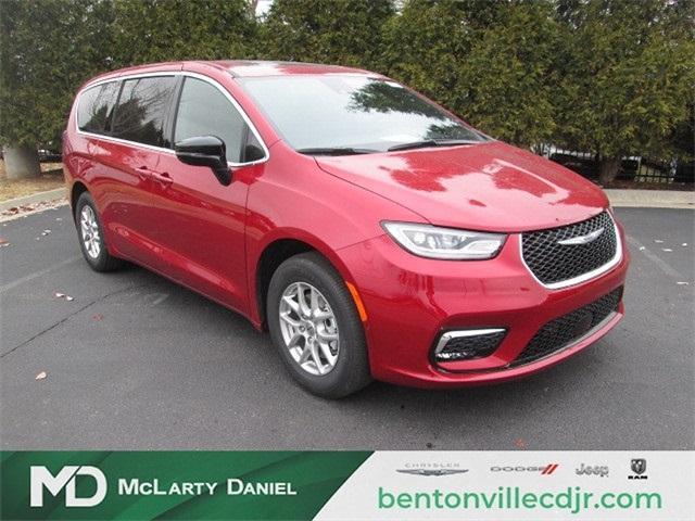 new 2025 Chrysler Pacifica car, priced at $42,401