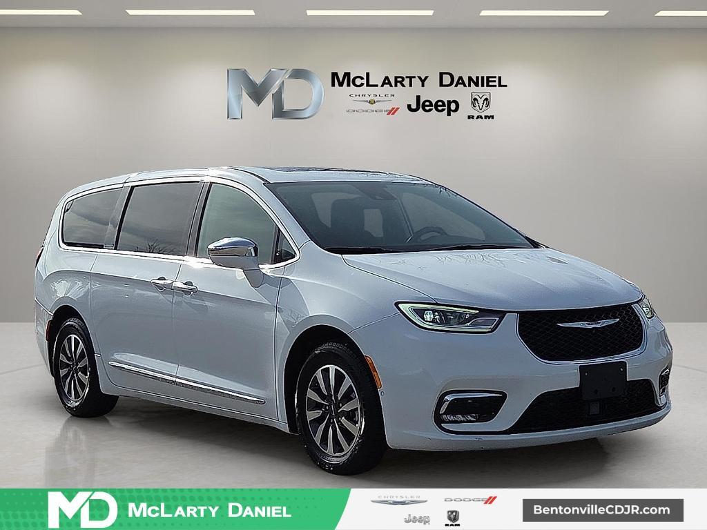 used 2022 Chrysler Pacifica Hybrid car, priced at $19,134