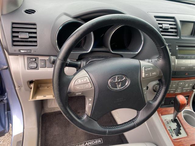 used 2009 Toyota Highlander car, priced at $9,299