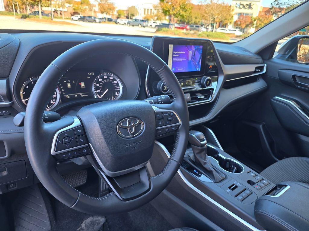 used 2024 Toyota Highlander car, priced at $33,900