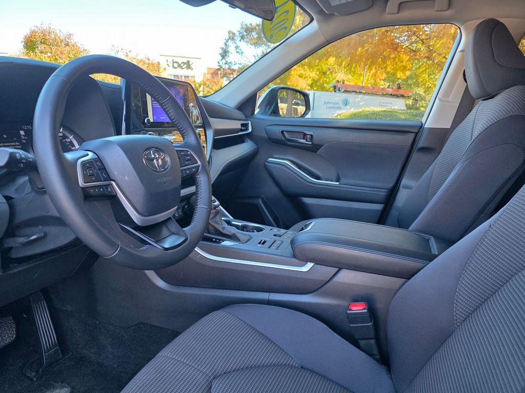 used 2024 Toyota Highlander car, priced at $33,900