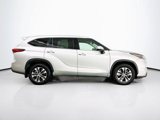 used 2022 Toyota Highlander car, priced at $34,189