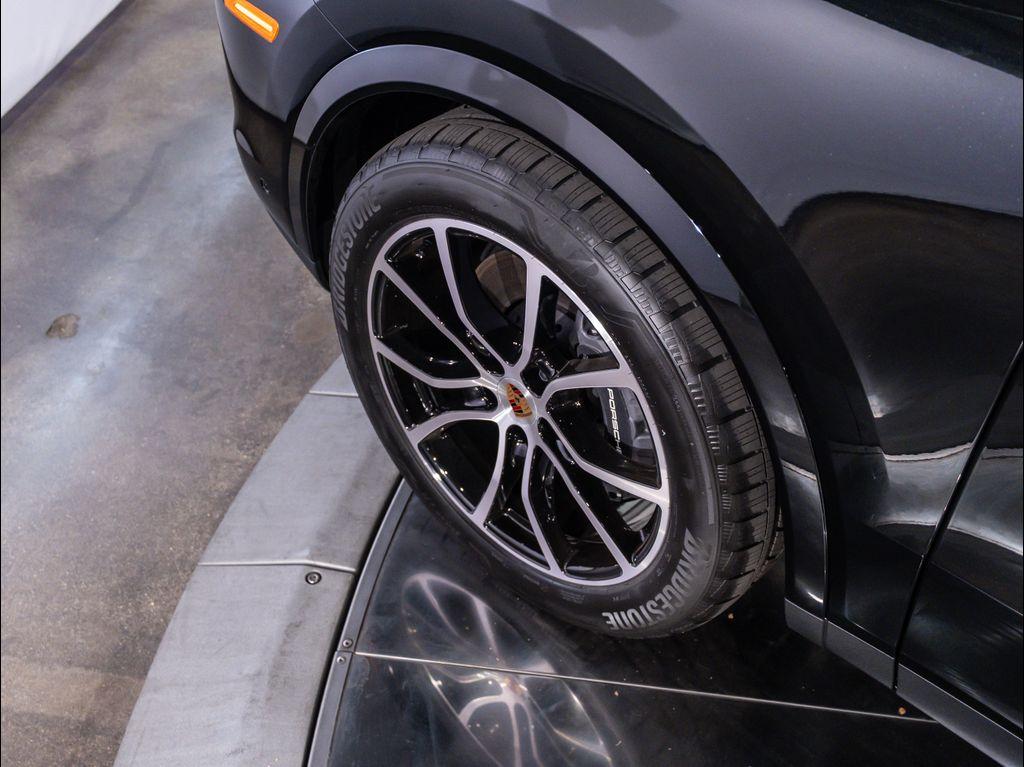 new 2025 Porsche Cayenne car, priced at $109,405