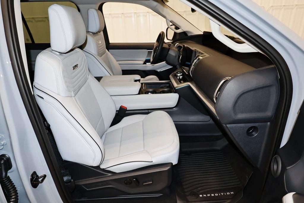 new 2025 Ford Expedition car, priced at $91,960
