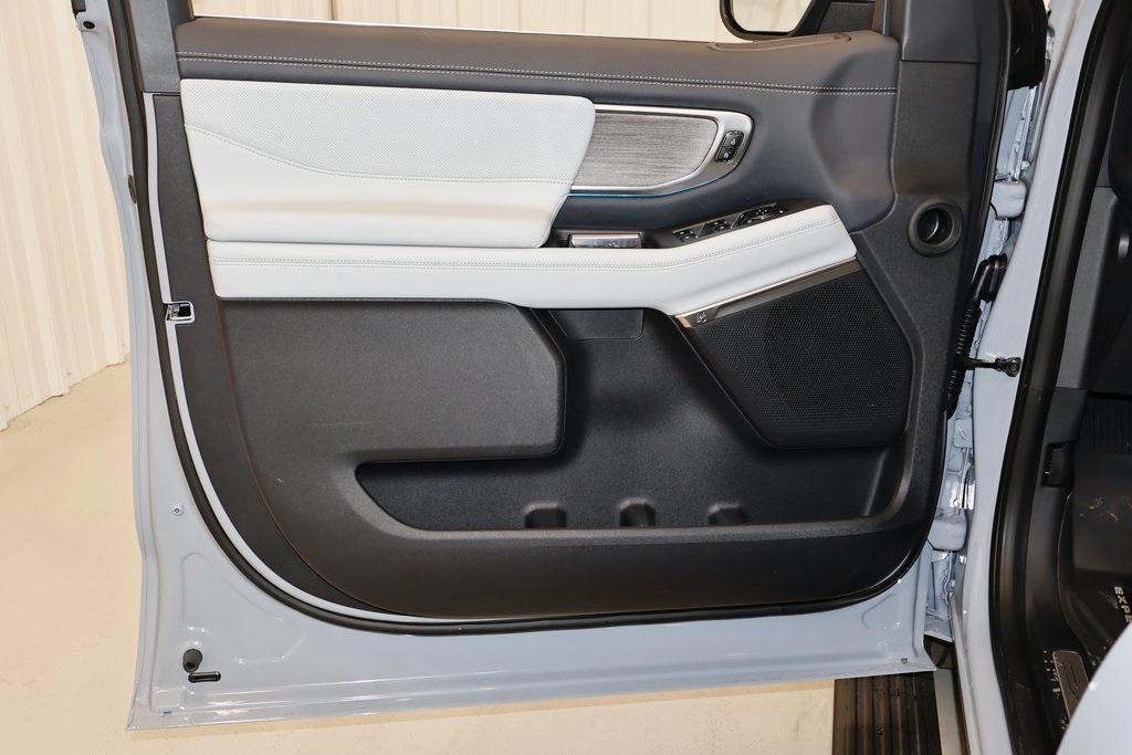 new 2025 Ford Expedition car, priced at $91,960
