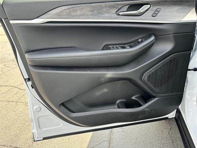 new 2025 Jeep Grand Cherokee car, priced at $49,140