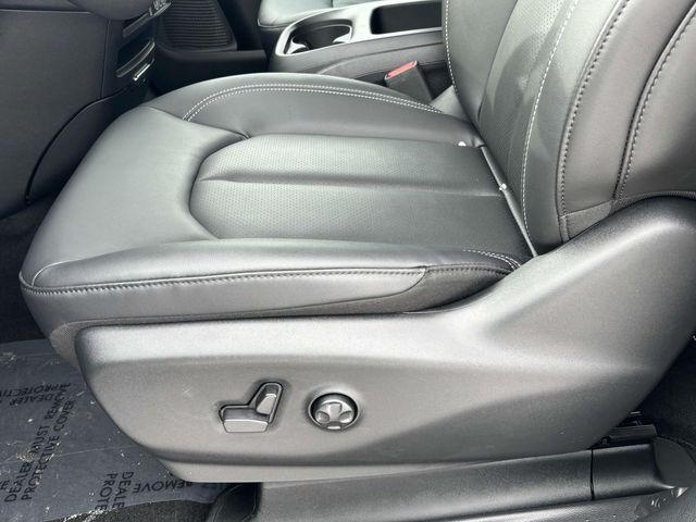 new 2025 Chrysler Pacifica car, priced at $41,727