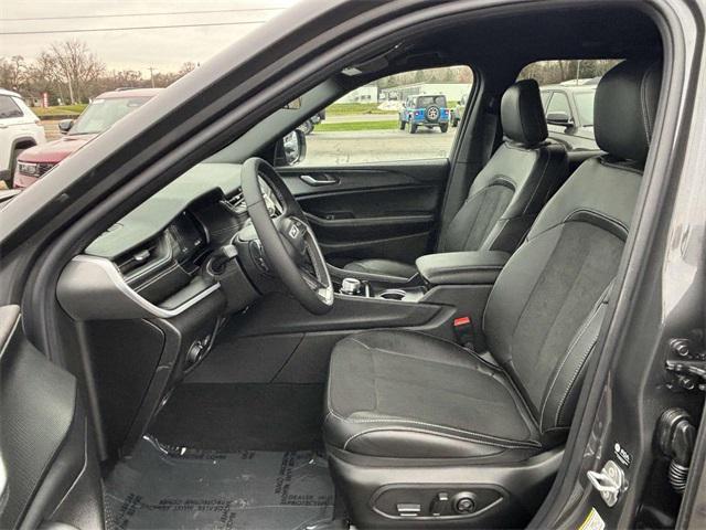 new 2025 Jeep Grand Cherokee car, priced at $40,800