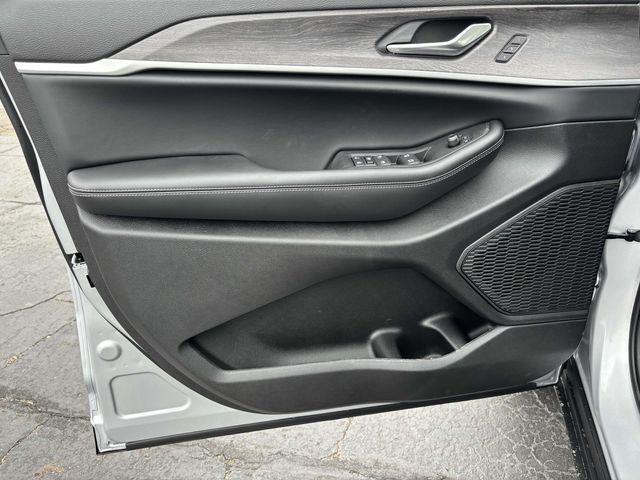 new 2025 Jeep Grand Cherokee car, priced at $48,141
