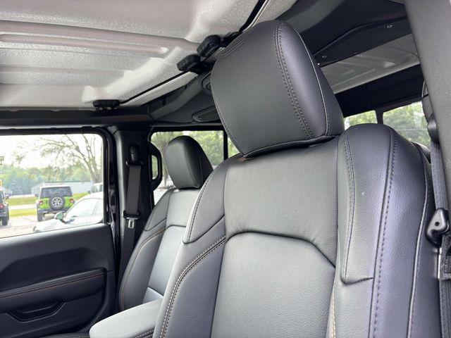 new 2025 Jeep Gladiator car, priced at $42,827