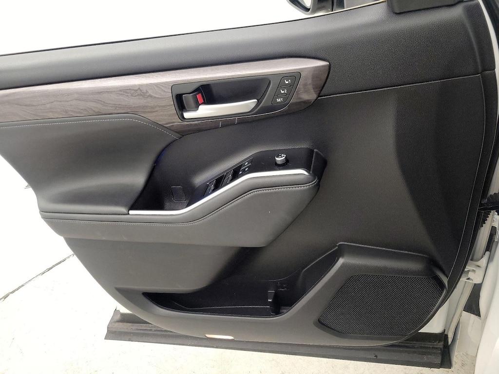 used 2021 Toyota Highlander Hybrid car, priced at $43,998