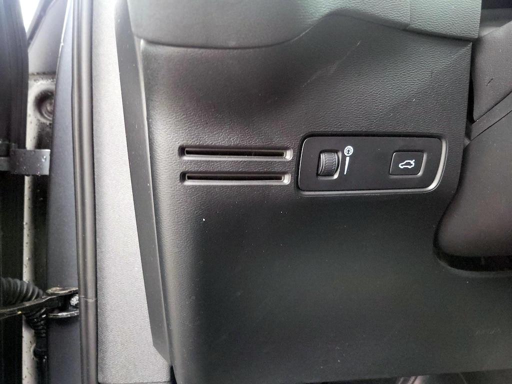 used 2019 Volvo XC40 car, priced at $22,998