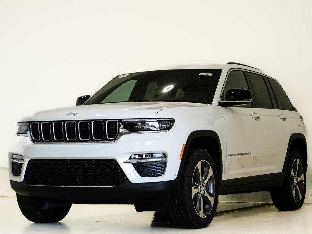 new 2025 Jeep Grand Cherokee car, priced at $49,821