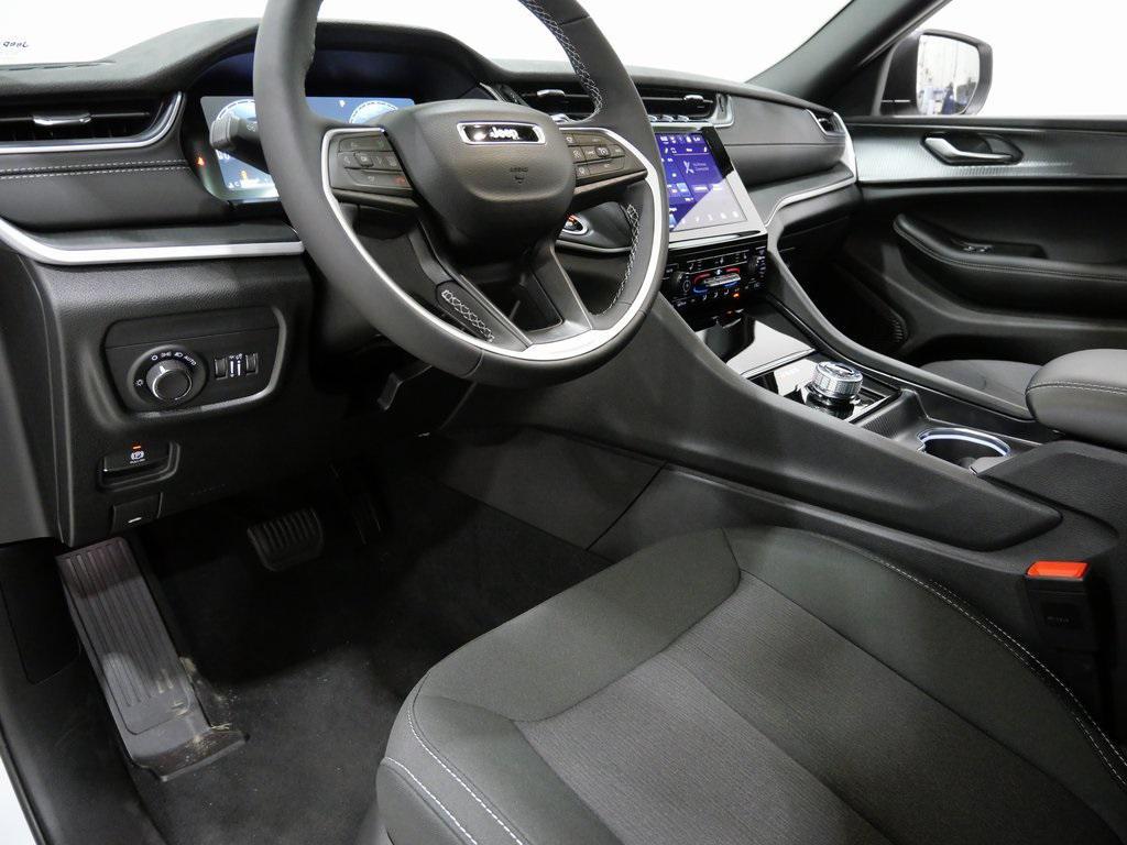 new 2025 Jeep Grand Cherokee car, priced at $37,128