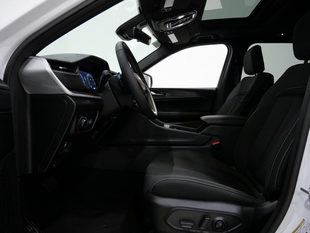 new 2025 Jeep Grand Cherokee car, priced at $37,128