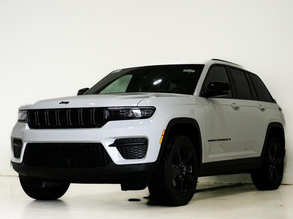 new 2025 Jeep Grand Cherokee car, priced at $40,910