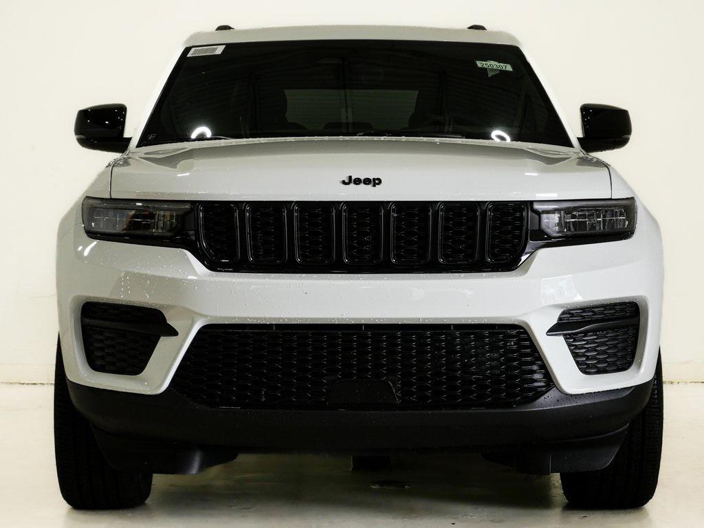 new 2025 Jeep Grand Cherokee car, priced at $40,910