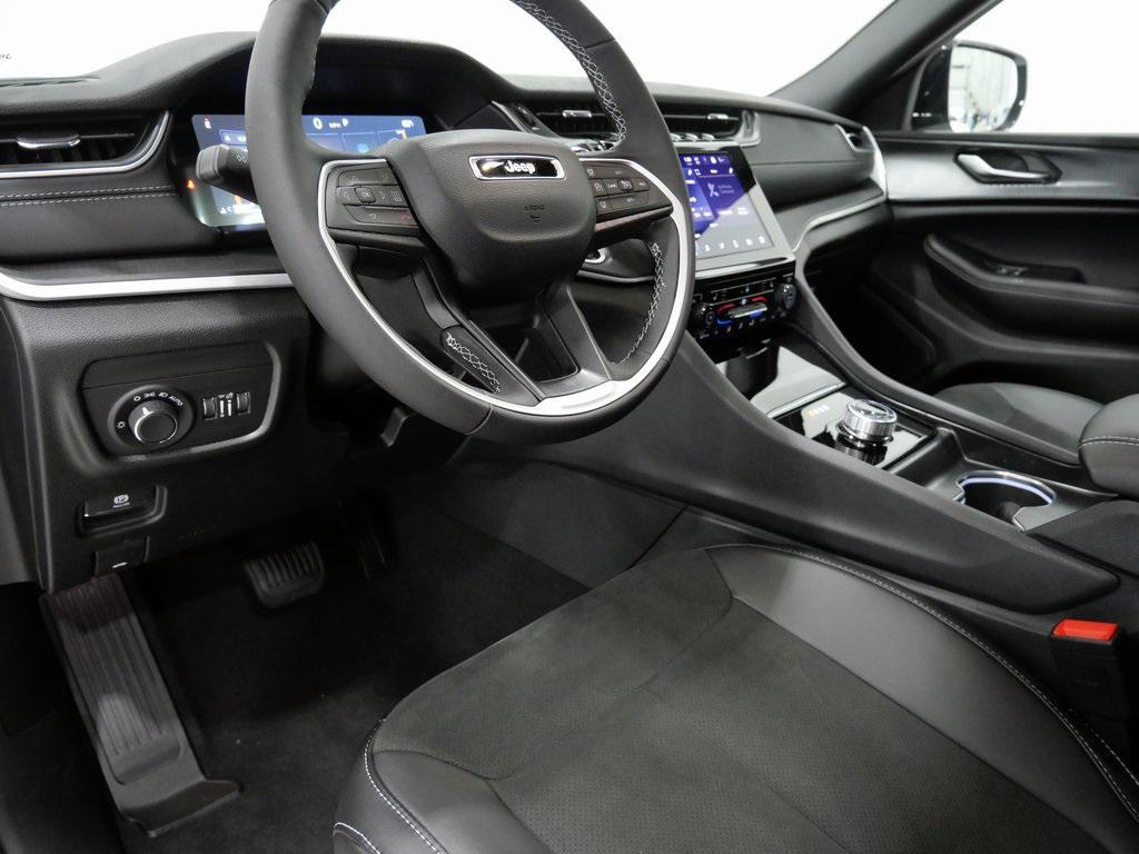 new 2025 Jeep Grand Cherokee car, priced at $40,910