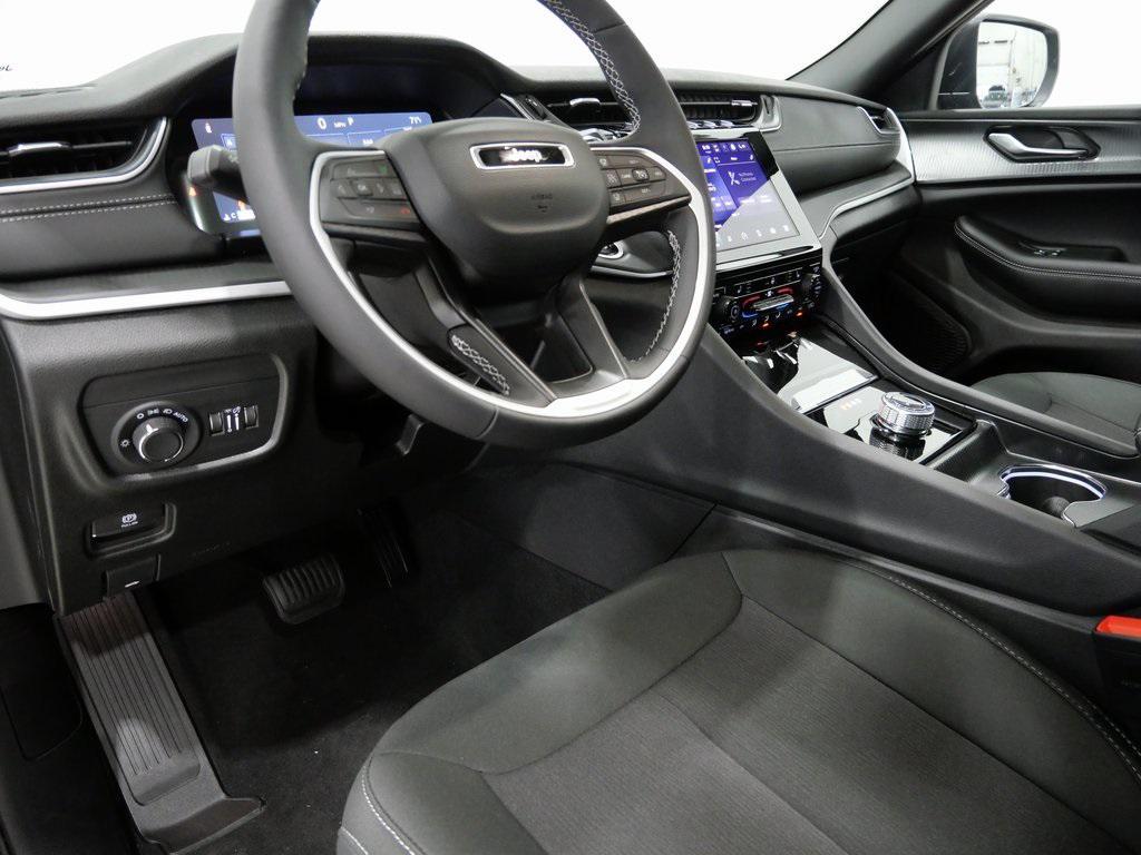 new 2025 Jeep Grand Cherokee car, priced at $37,570