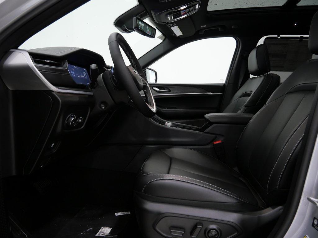 new 2025 Jeep Grand Cherokee car, priced at $48,974