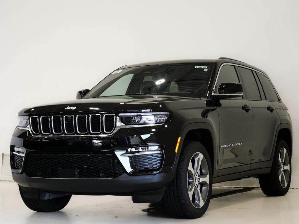 new 2025 Jeep Grand Cherokee car, priced at $48,960