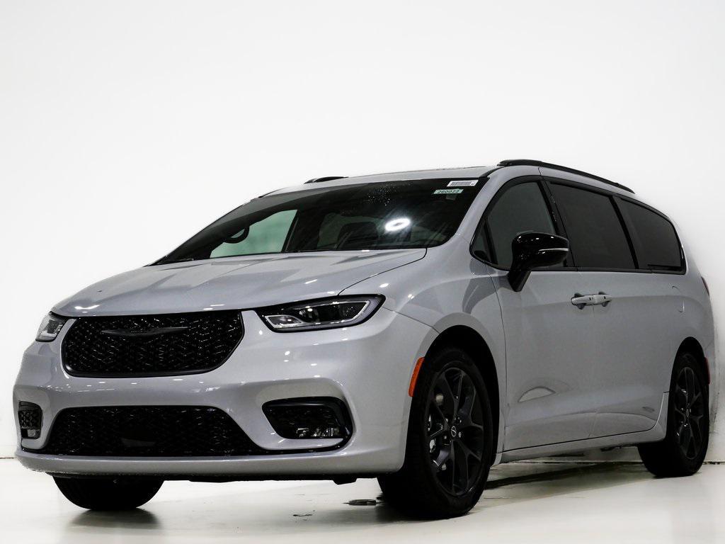 new 2026 Chrysler Pacifica car, priced at $40,985