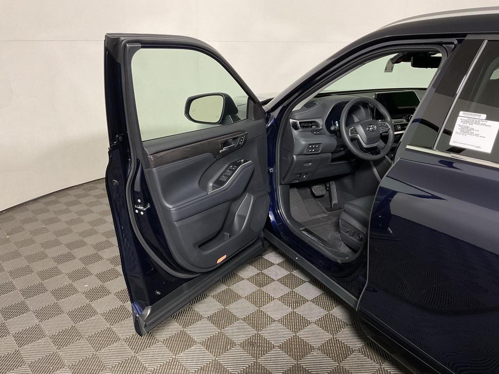 new 2025 Toyota Highlander Hybrid car, priced at $57,000