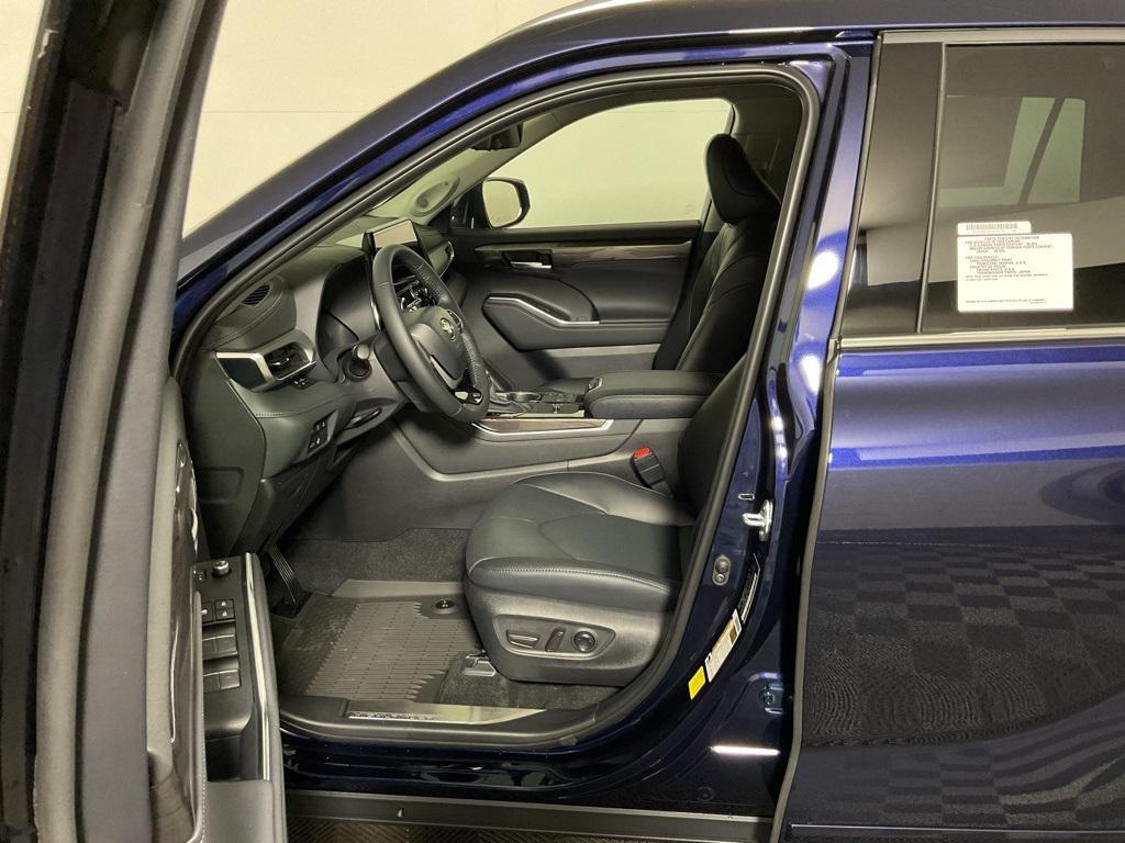 new 2025 Toyota Highlander Hybrid car, priced at $57,000