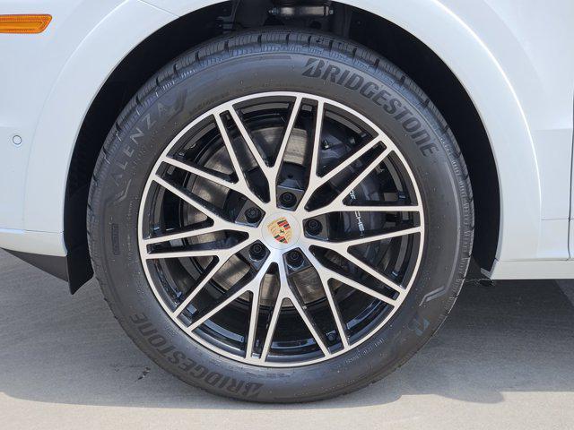 new 2025 Porsche Cayenne car, priced at $112,095