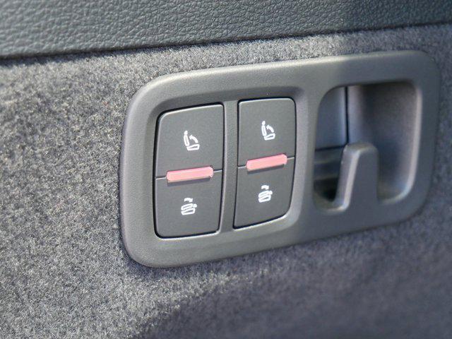 new 2025 Audi Q7 car, priced at $65,870