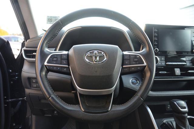 used 2022 Toyota Highlander car, priced at $32,995