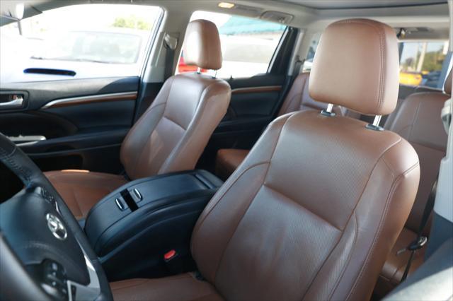 used 2019 Toyota Highlander car, priced at $27,995