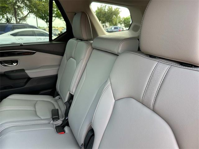 new 2025 Honda Pilot car, priced at $45,677