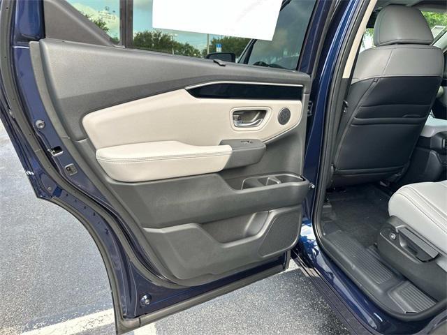 new 2025 Honda Pilot car, priced at $45,677