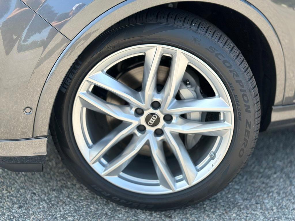 new 2025 Audi Q7 car, priced at $76,335