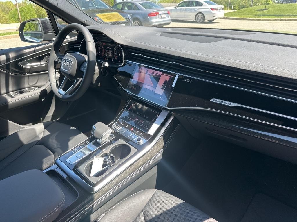 new 2025 Audi Q7 car, priced at $76,705