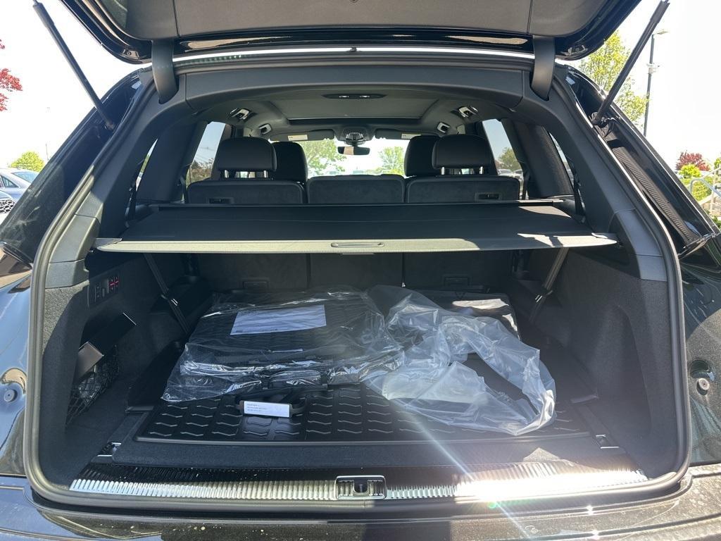 new 2025 Audi Q7 car, priced at $76,705