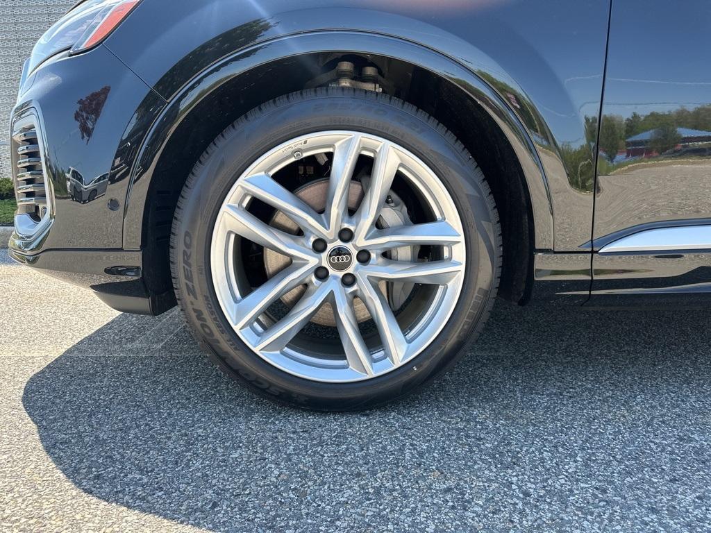 new 2025 Audi Q7 car, priced at $76,705
