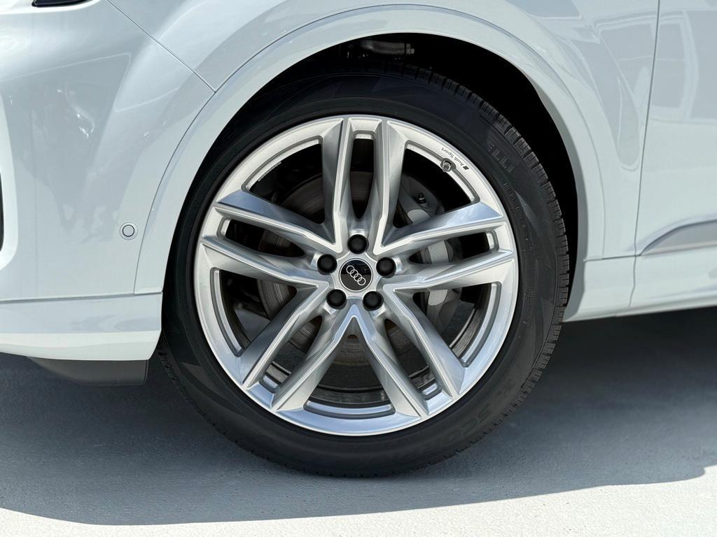 new 2025 Audi Q7 car, priced at $76,480
